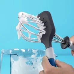 Teigschaber mit Schneebesenreiniger